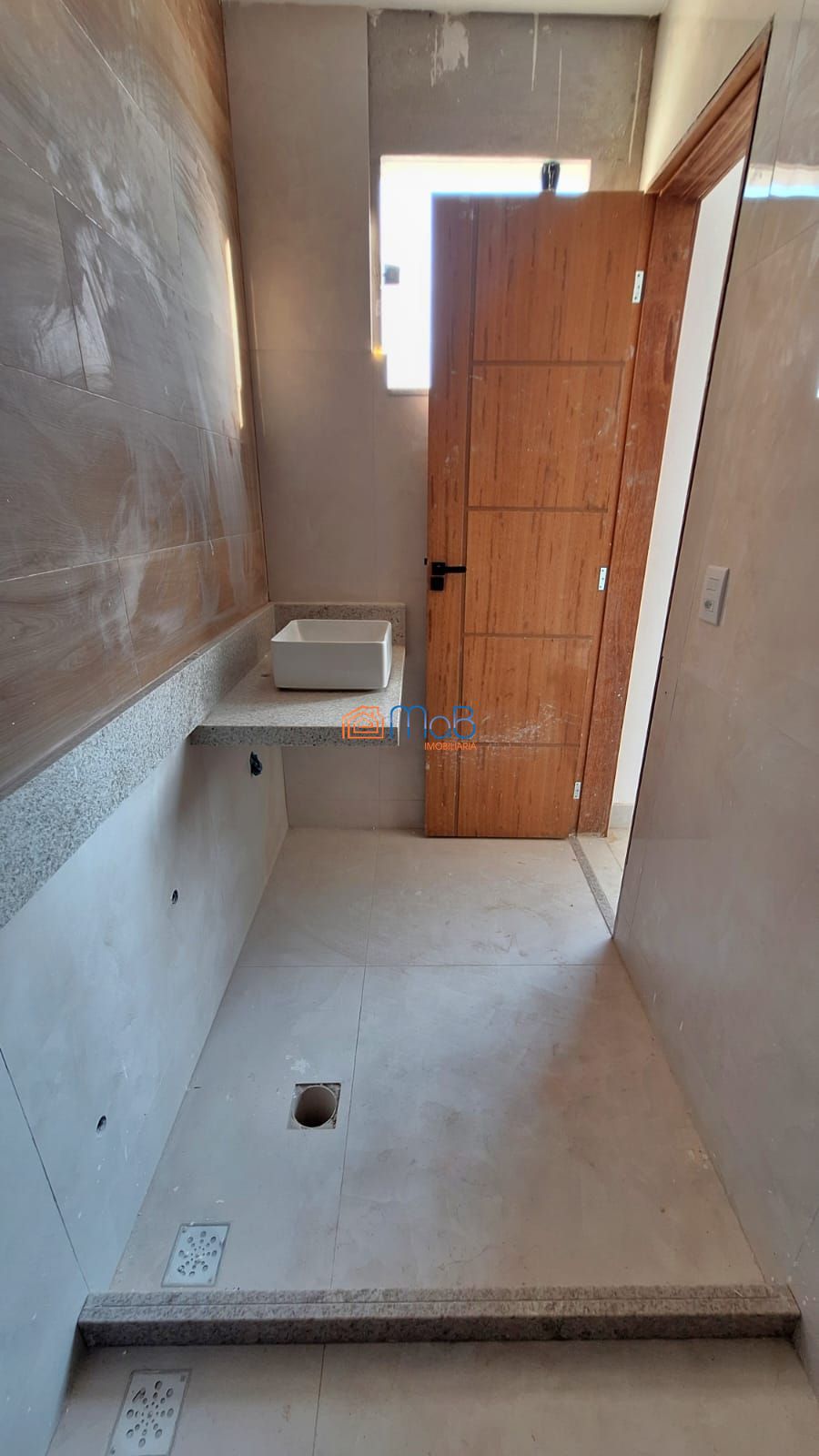 Casa com 02 suítes em condomínio fechado