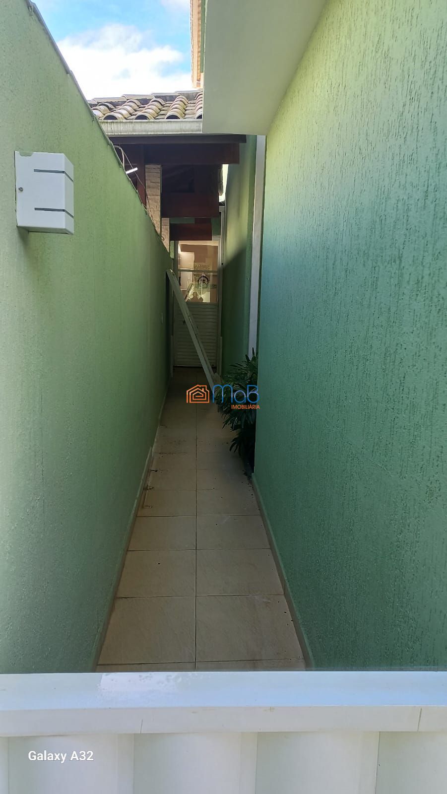Casa com 03 quartos sendo 02 suítes em condomínio