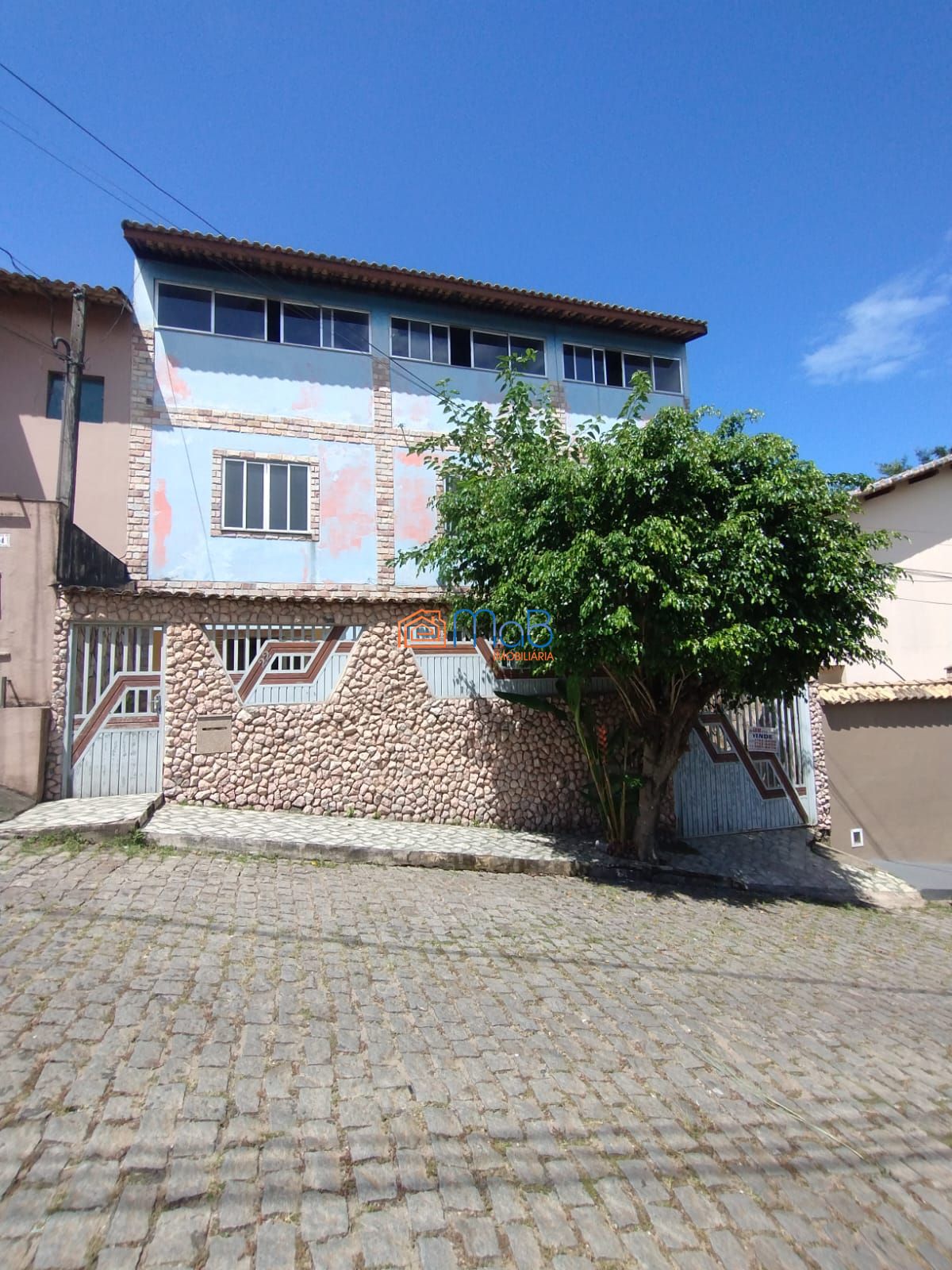 Incrível casa de 3 andares à venda!