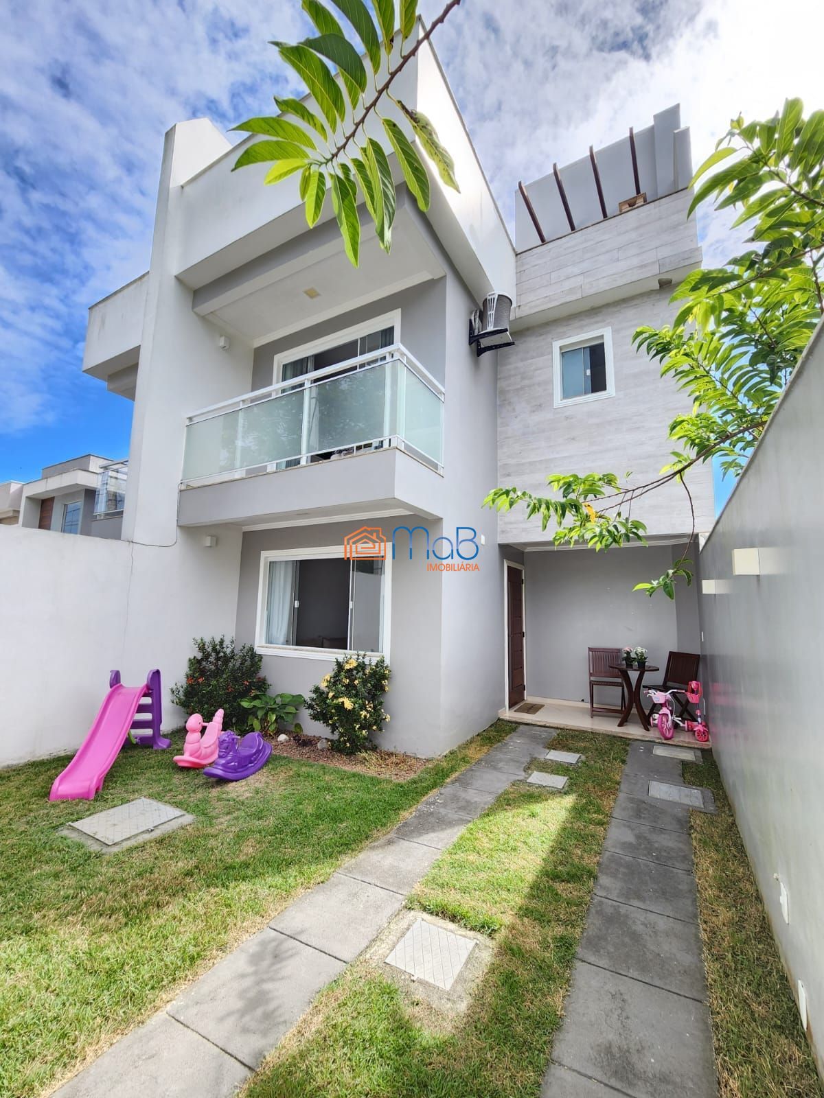 Ótima residência triplex no Residencial Rio das Ostras