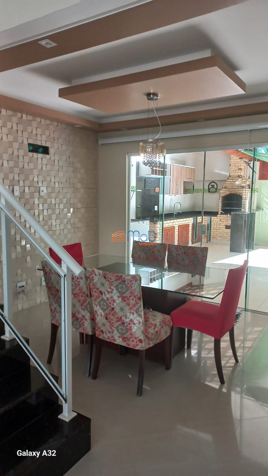 Casa com 03 quartos sendo 02 suítes em condomínio