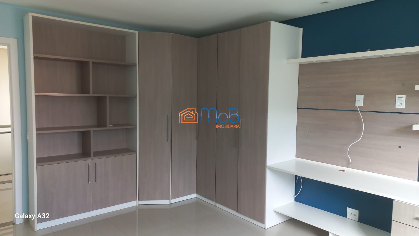 Casa com 03 quartos sendo 02 suítes em condomínio