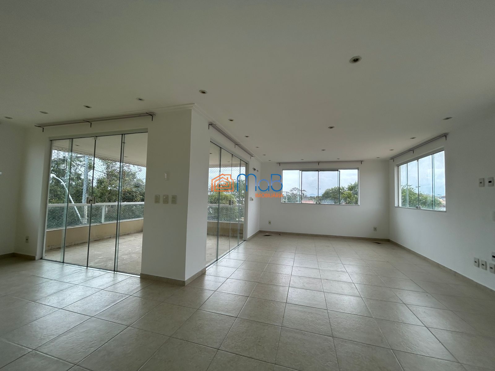Casa espaçosa de 3 quartos com terraço, vista pra lagoa e ár