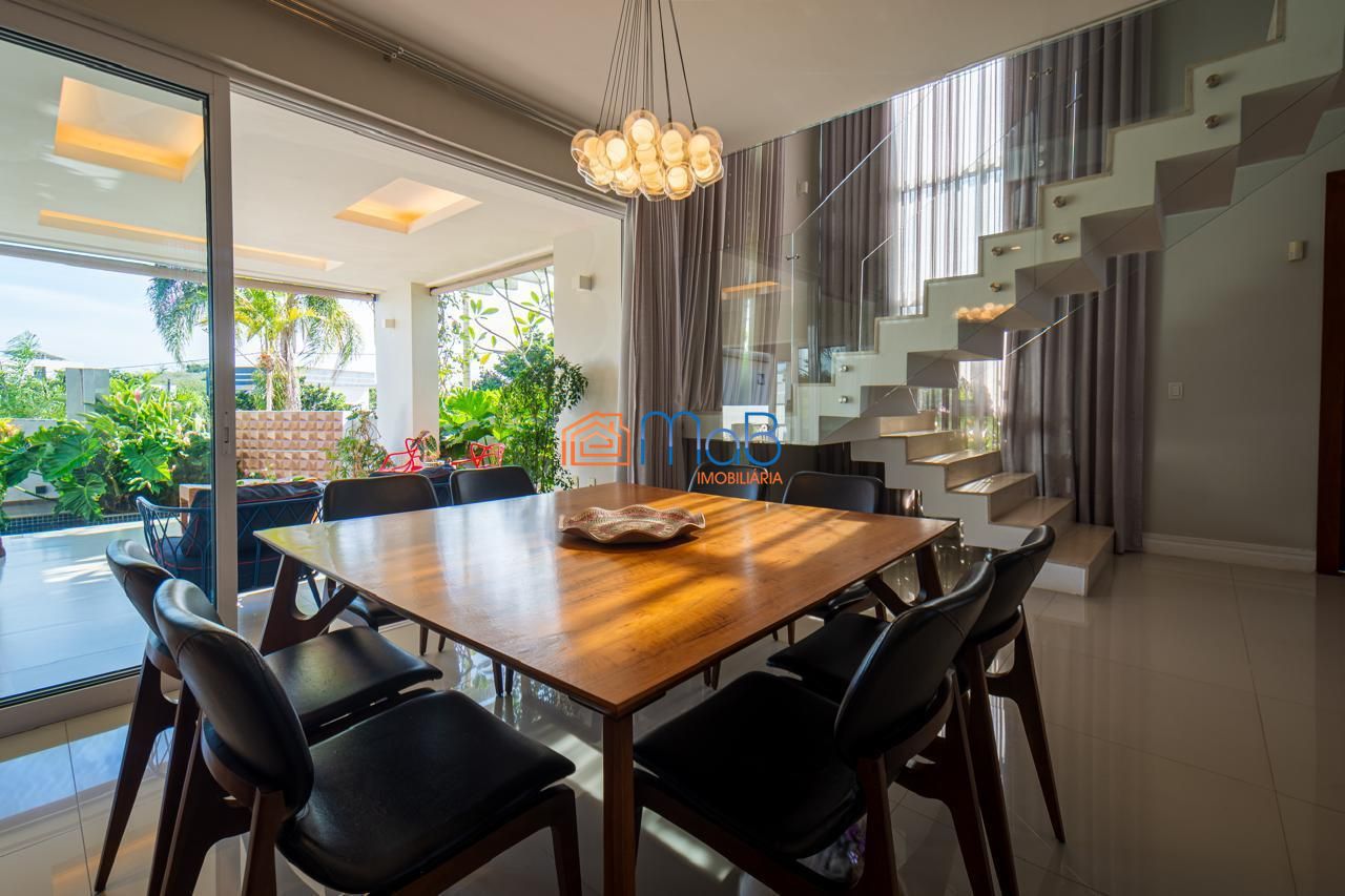 Casa com arquitetura imponente de esquina à venda porteira f