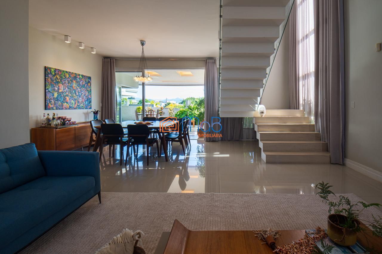 Casa com arquitetura imponente de esquina à venda porteira f