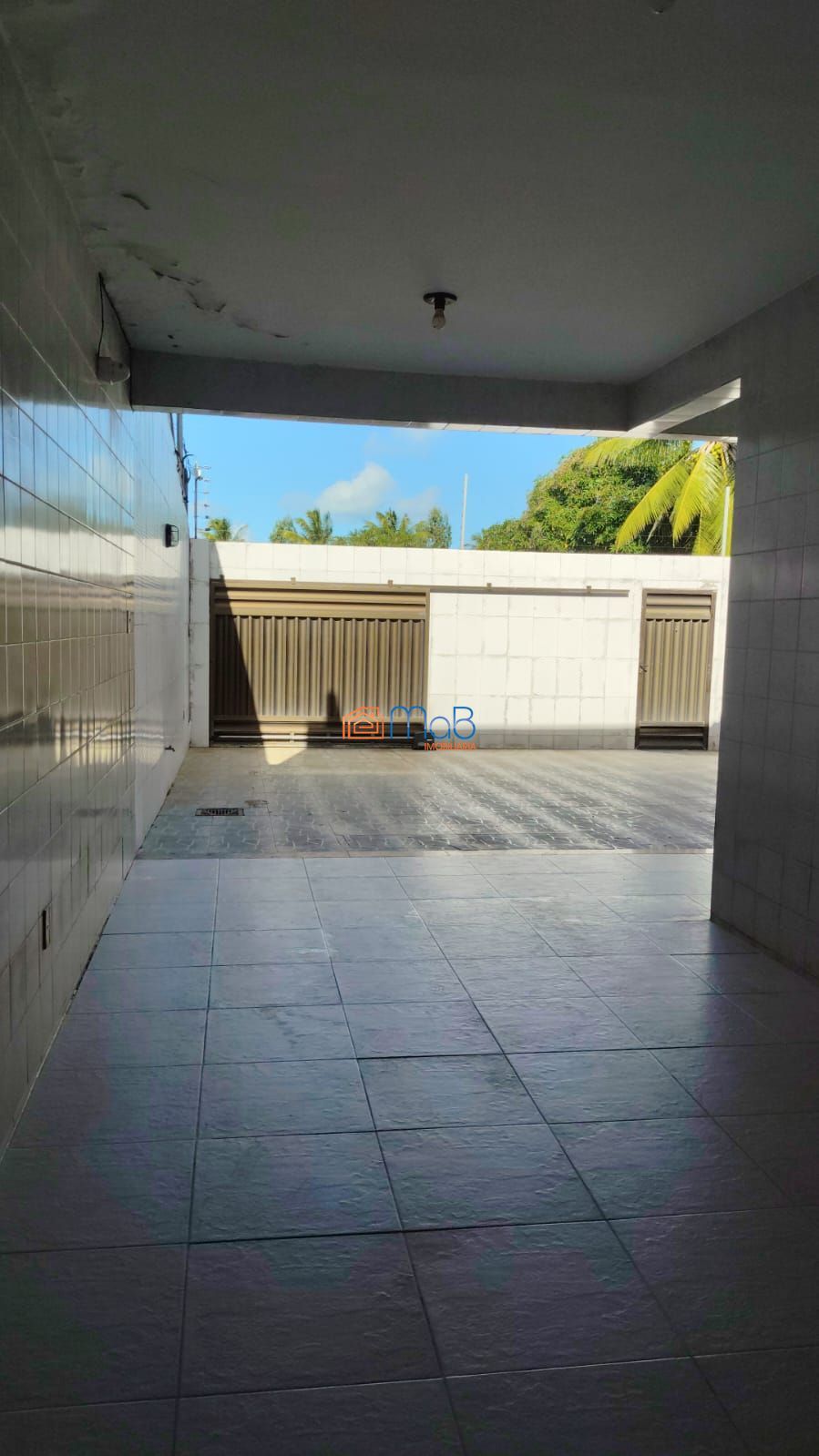 Casa ampla com 4 suítes, quintal e garagem para 4 carros – t