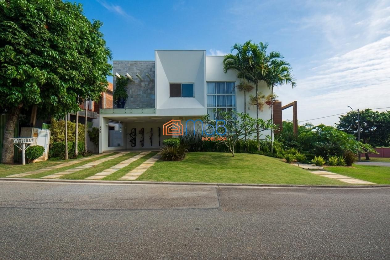 Casa com Arquitetura Imponente de Esquina à Venda Porteira Fechada - Alphaville
