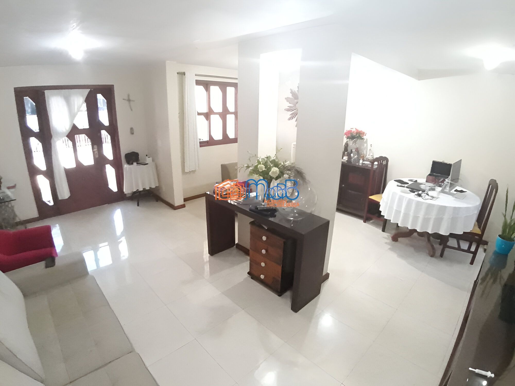 Casa à venda com 3 quartos, 244m² - Foto 1