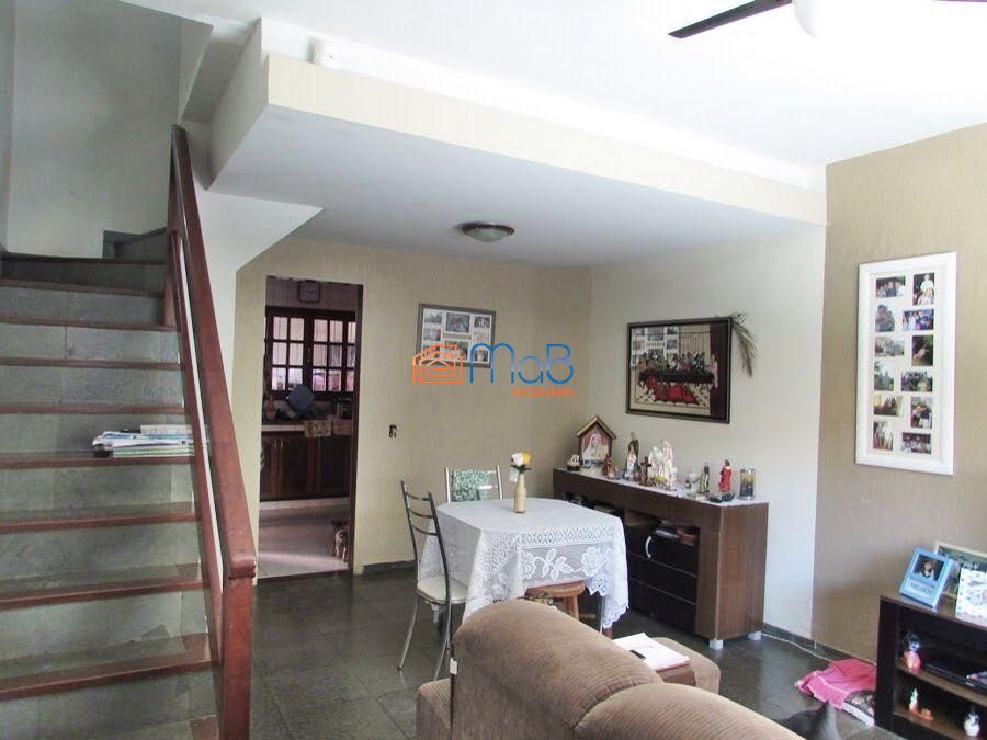 Excelente casa duplex com 02 qtos, sala, 03 vagas no bairro 