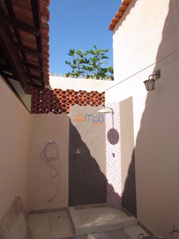 Excelente casa duplex com 02 qtos, sala, 03 vagas no bairro 