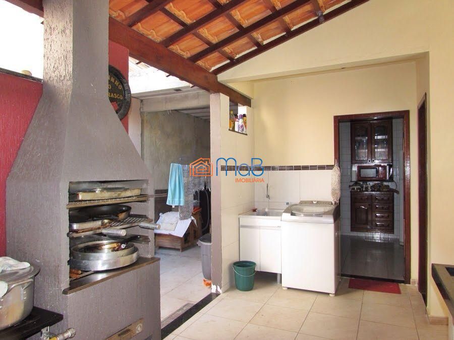 Excelente casa duplex com 02 qtos, sala, 03 vagas no bairro 