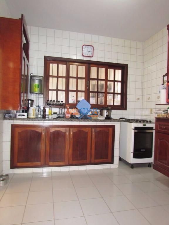 Excelente casa duplex com 02 qtos, sala, 03 vagas no bairro 