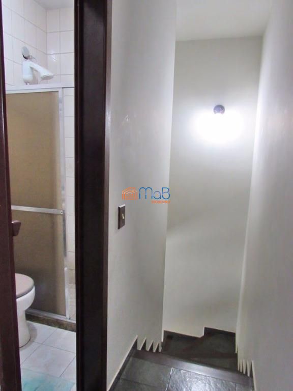 Excelente casa duplex com 02 qtos, sala, 03 vagas no bairro 