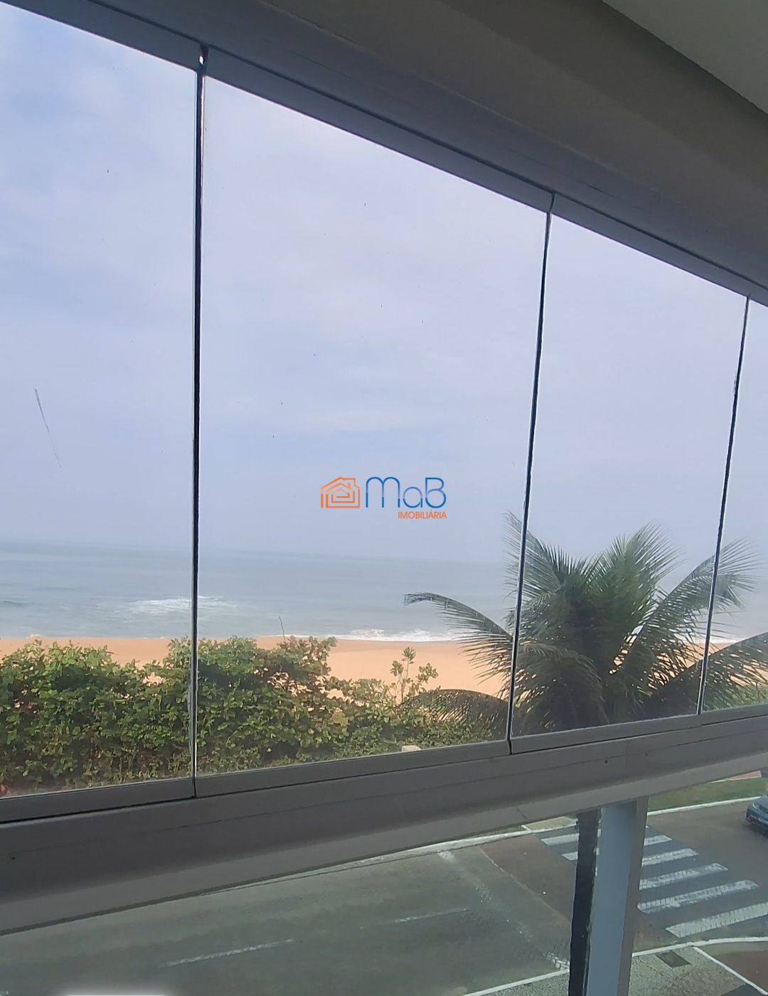 Apartamento de frente para o mar no condomínio costa esmeral