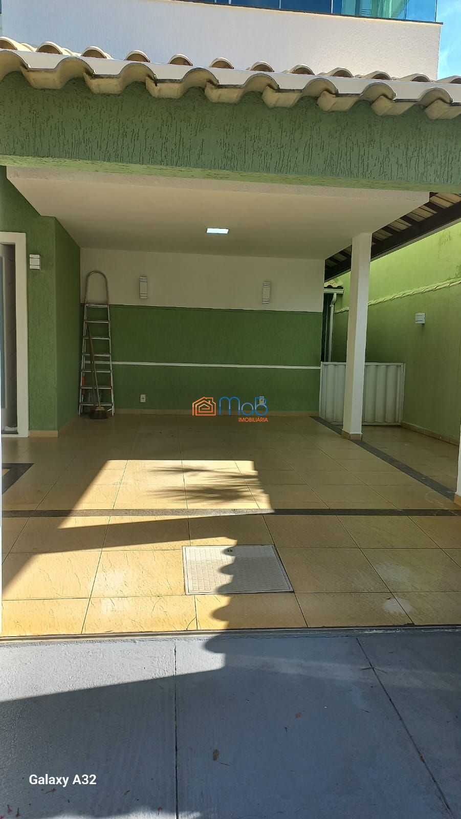 Casa com 03 quartos sendo 02 suítes em condomínio