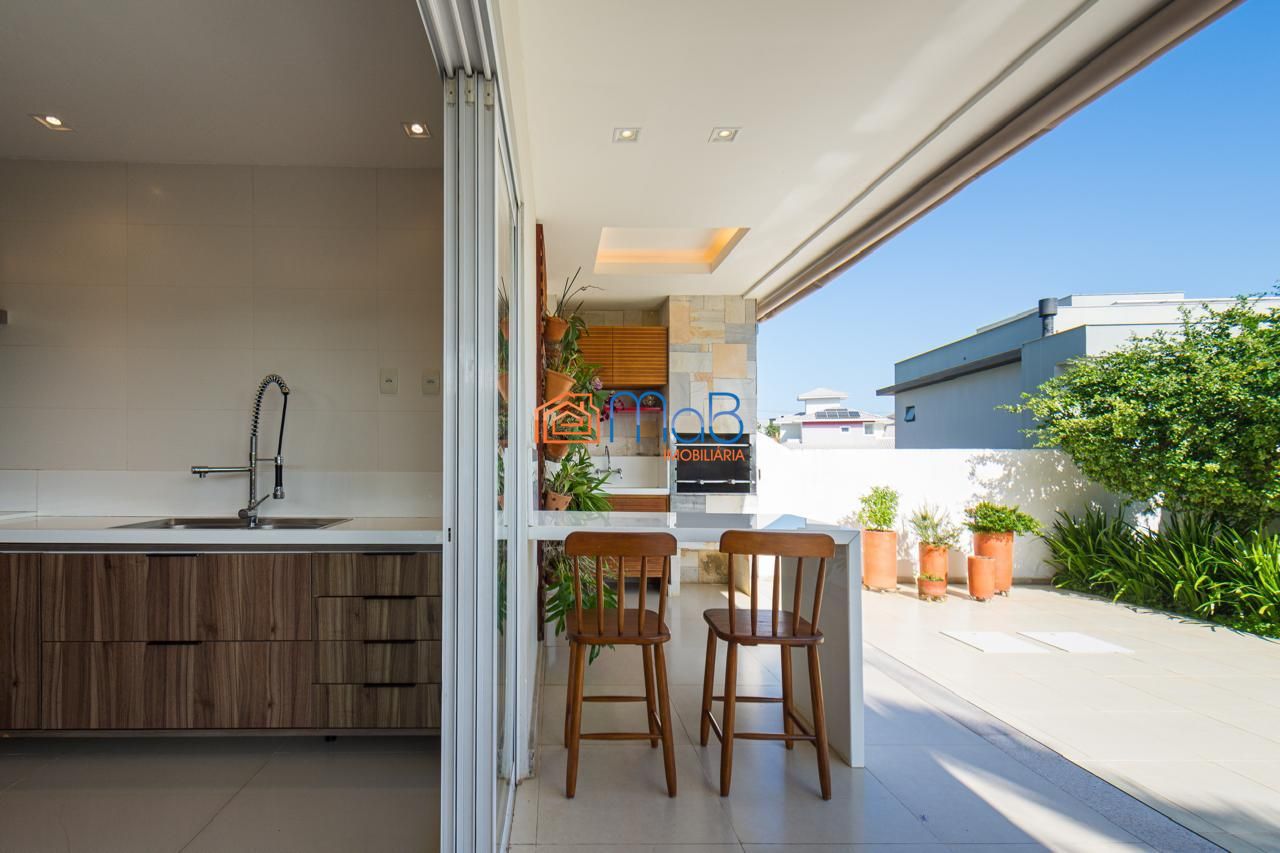 Casa com arquitetura imponente de esquina à venda porteira f