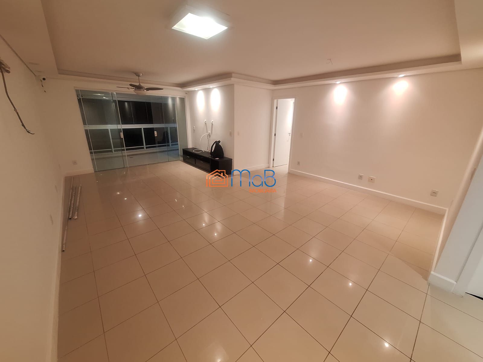 Apartamento de frente para o mar no condomínio costa esmeral