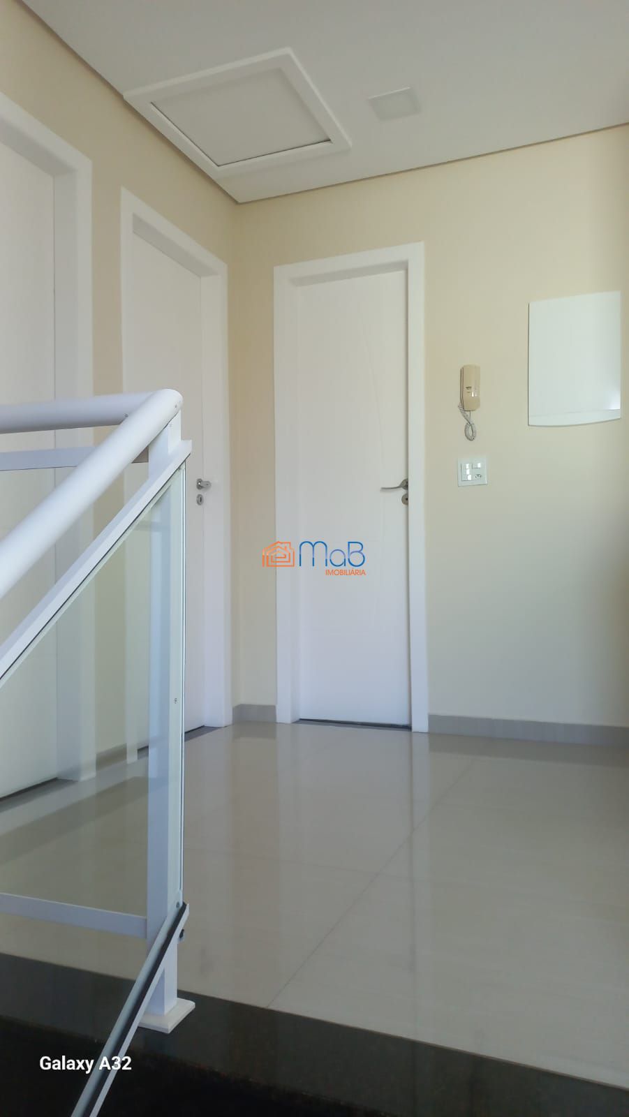 Casa com 03 quartos sendo 02 suítes em condomínio