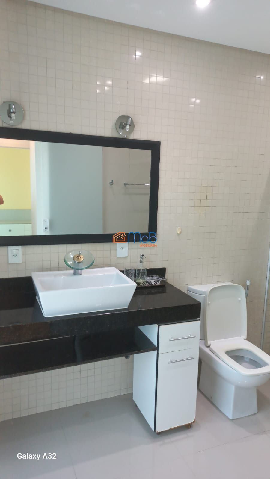 Casa com 03 quartos sendo 02 suítes em condomínio