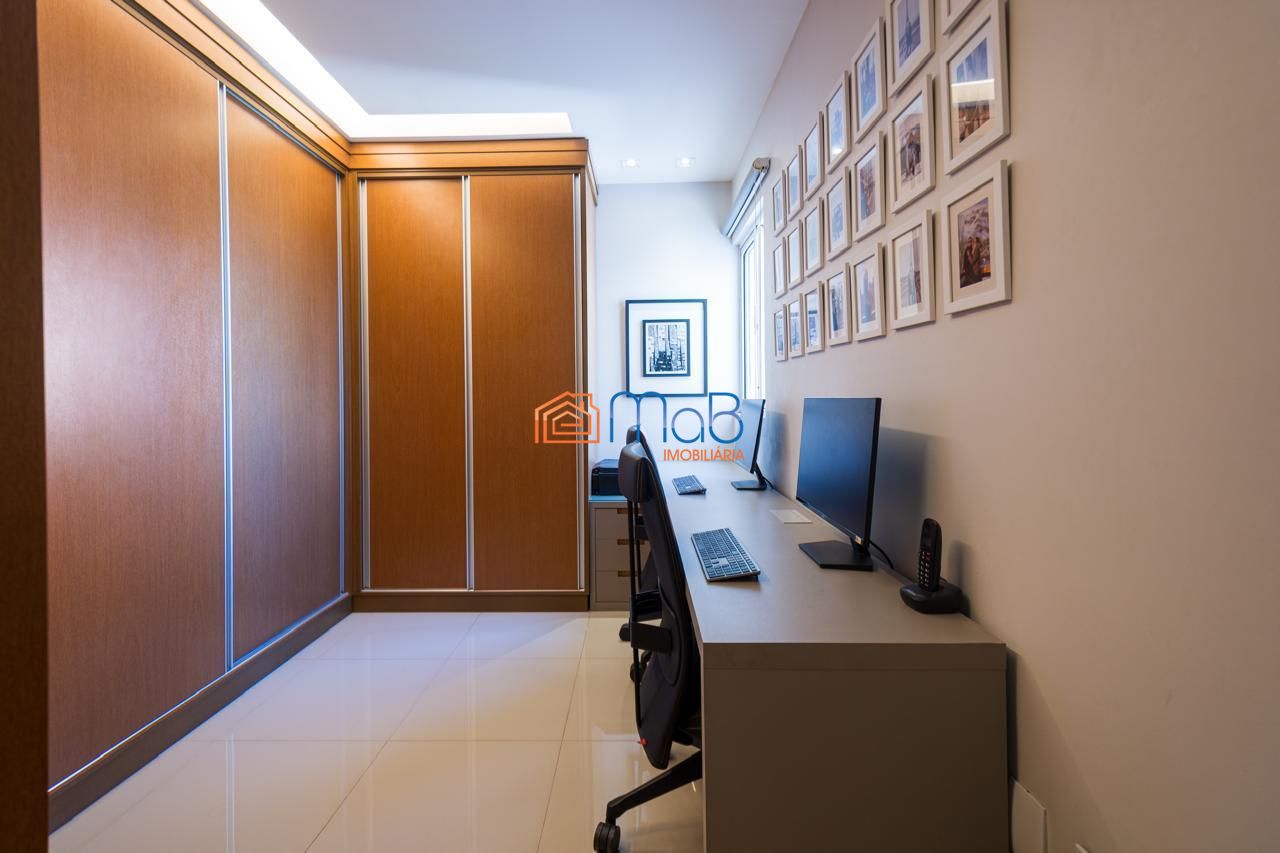 Casa com Arquitetura Imponente de Esquina à Venda Porteira Fechada - Alphaville