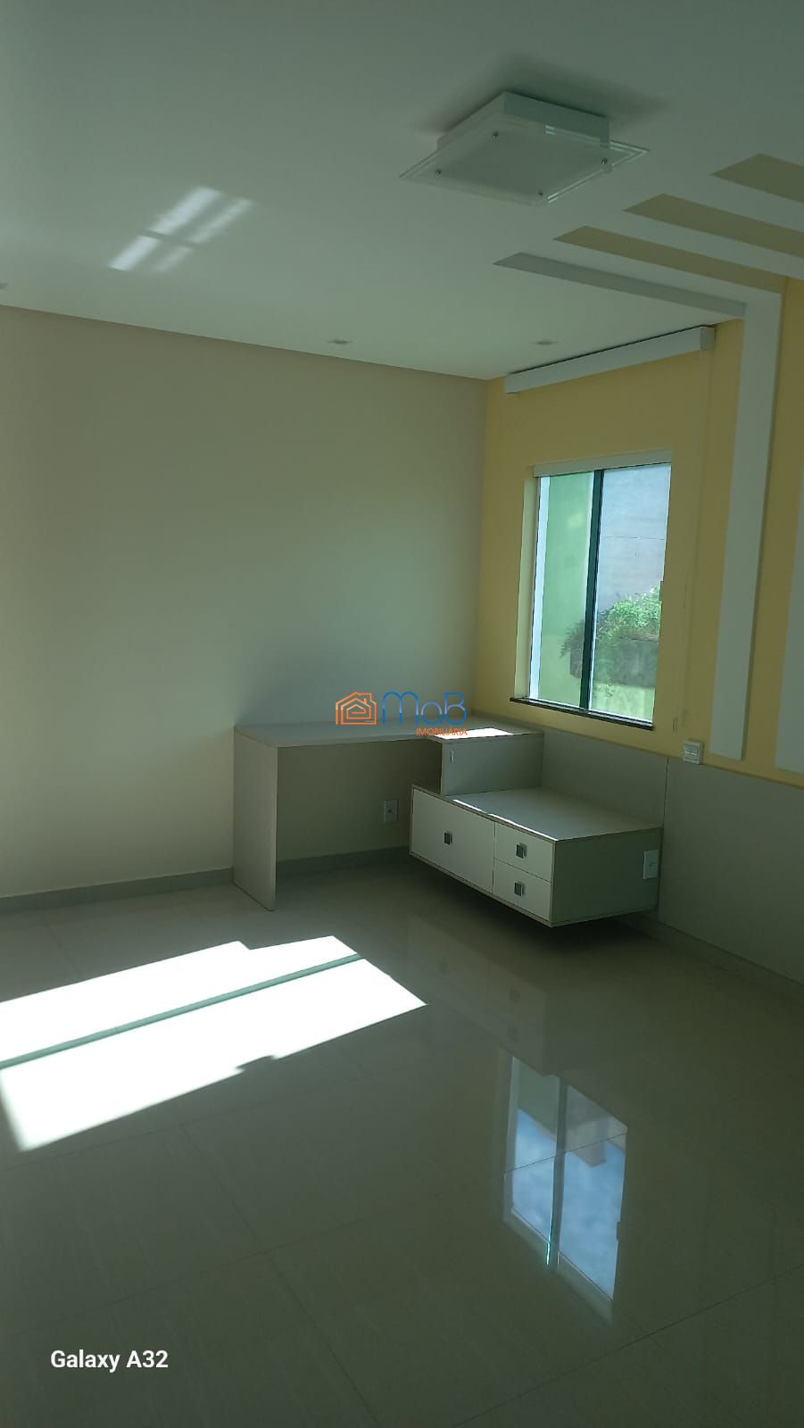 Casa com 03 quartos sendo 02 suítes em condomínio