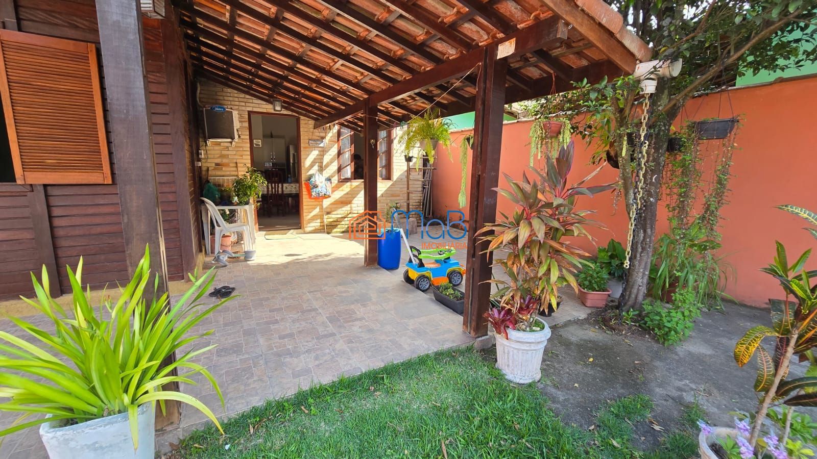 Casa à venda em trapóleo – amplo espaço e excelente estrutura!