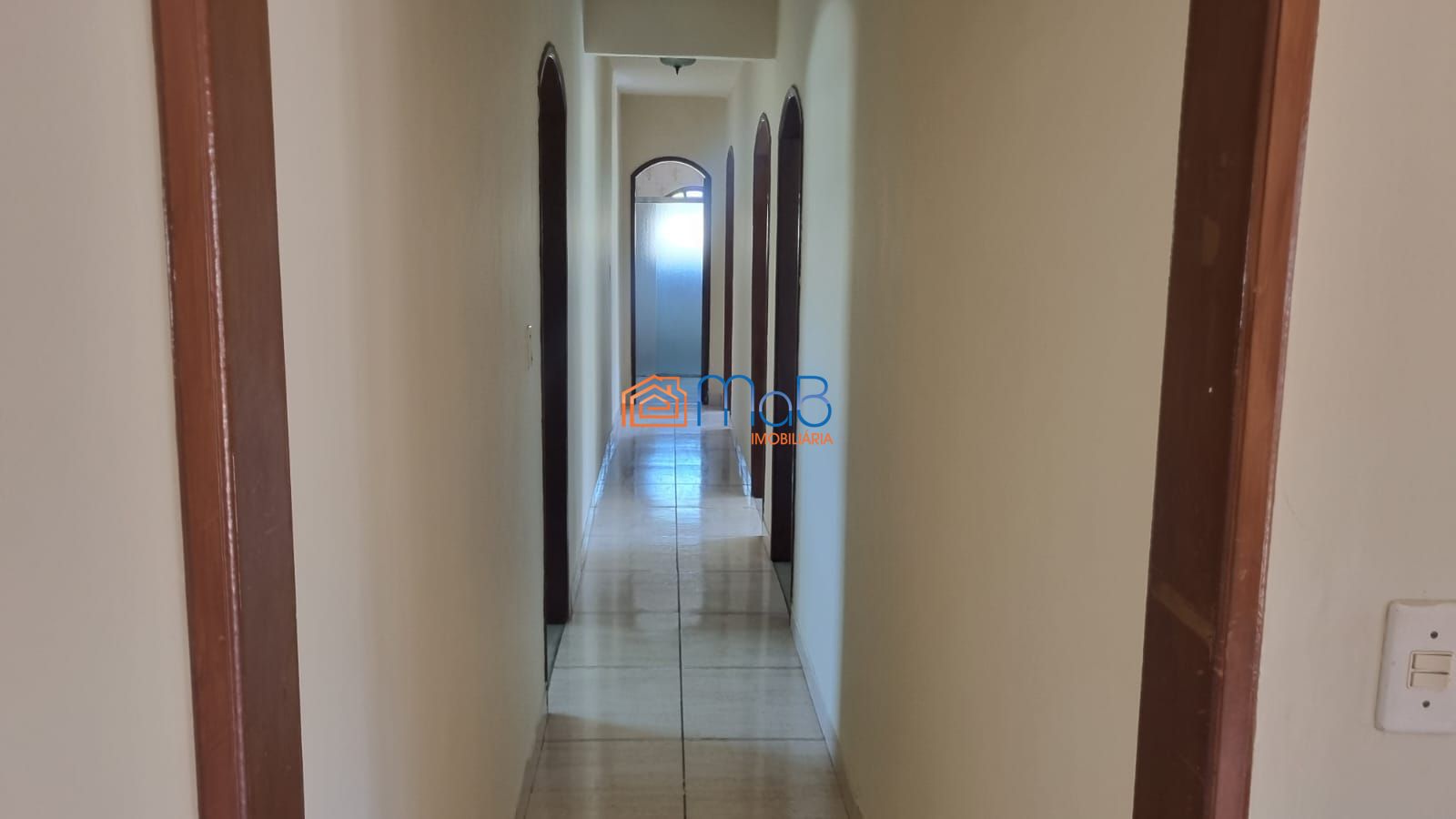 Casa com sobrado, terraço e kitnets no visconde
