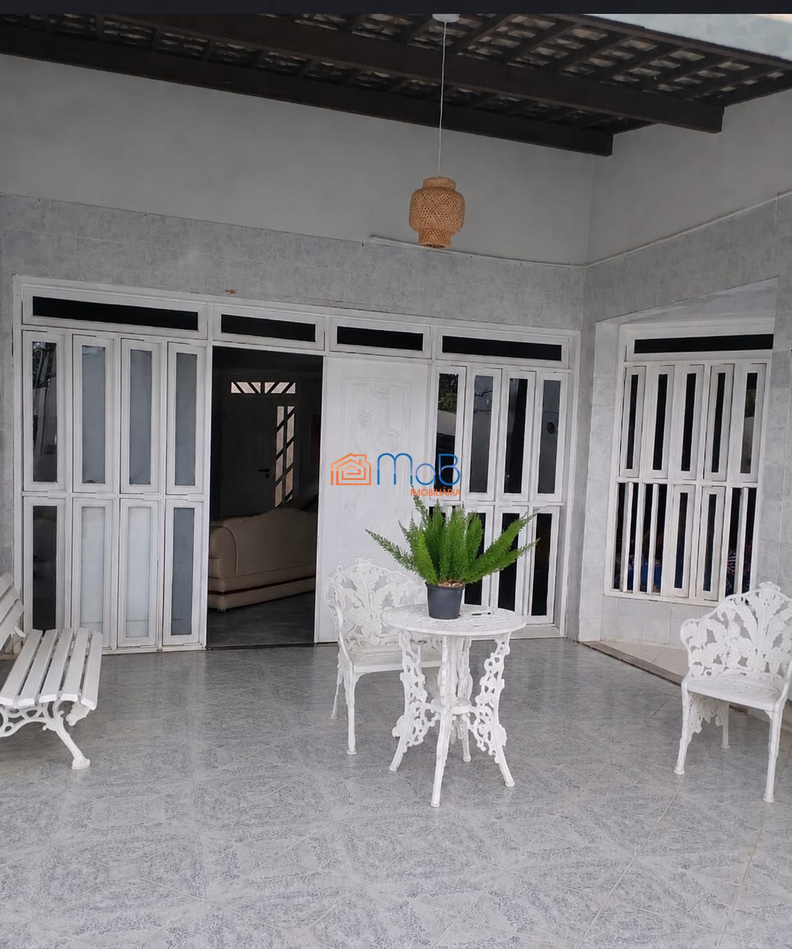 Casa ampla com 4 suítes, quintal e garagem para 4 carros – t
