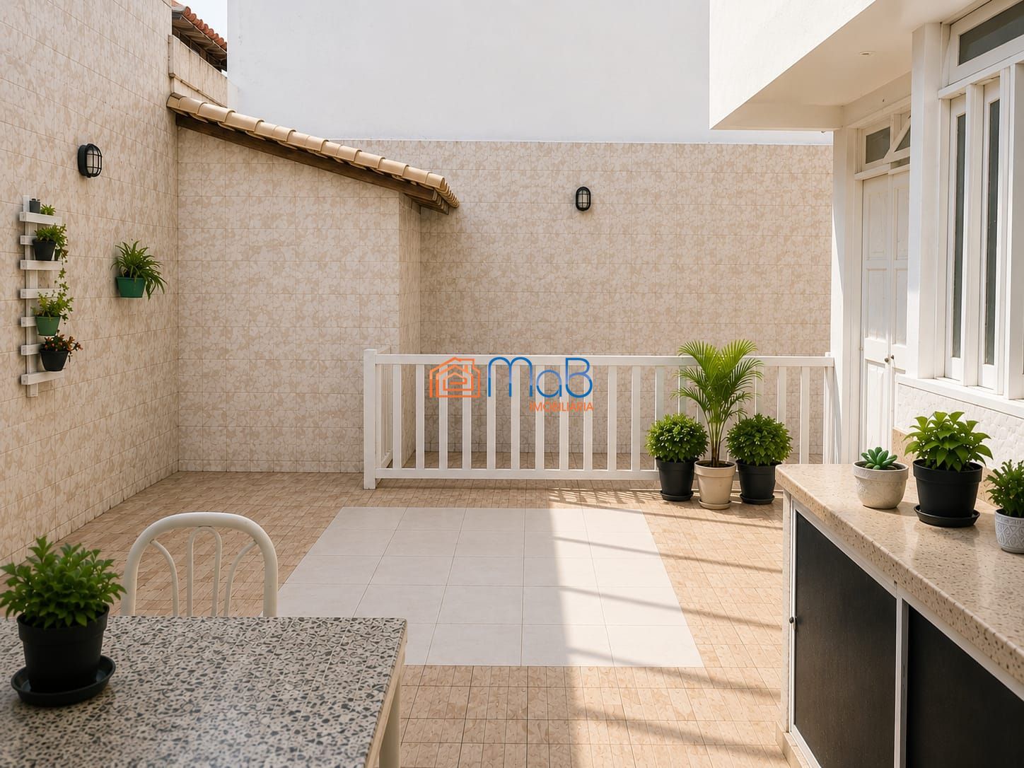 Casa ampla com 4 suítes, quintal e garagem para 4 carros – terreno de 350m²