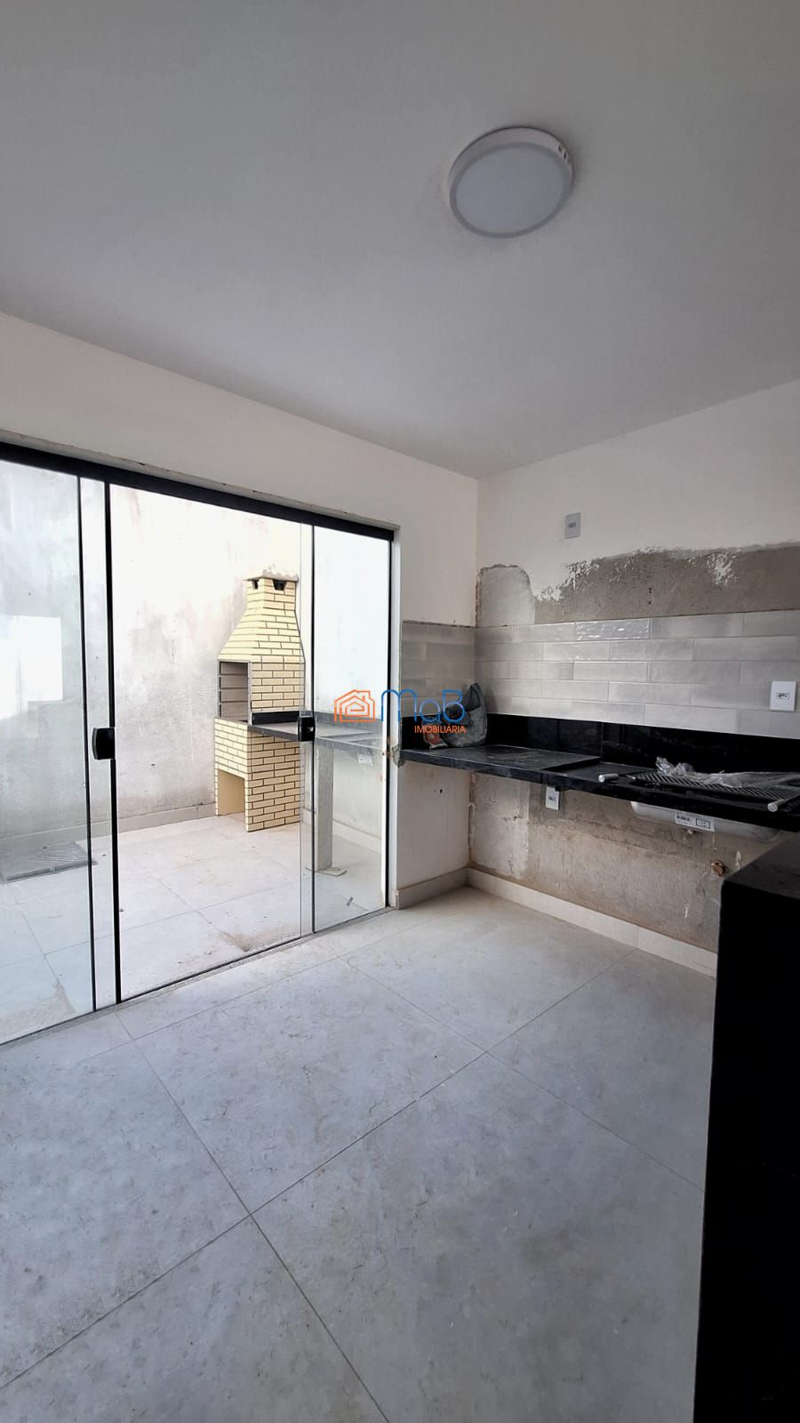 Casa com 02 suítes em condomínio fechado