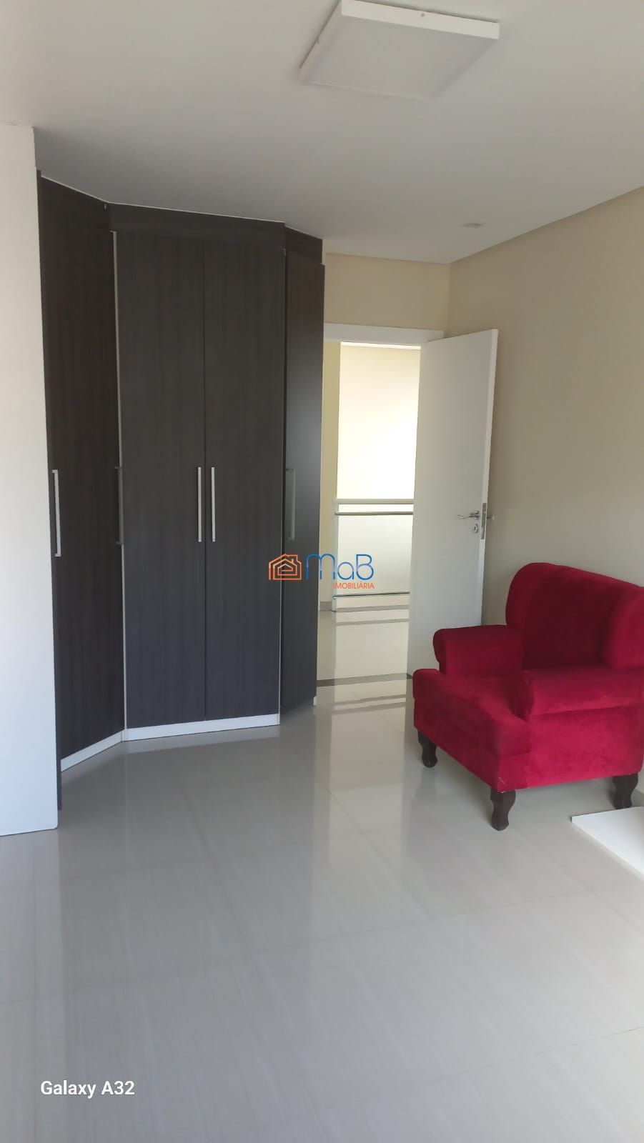 Casa com 03 quartos sendo 02 suítes em condomínio