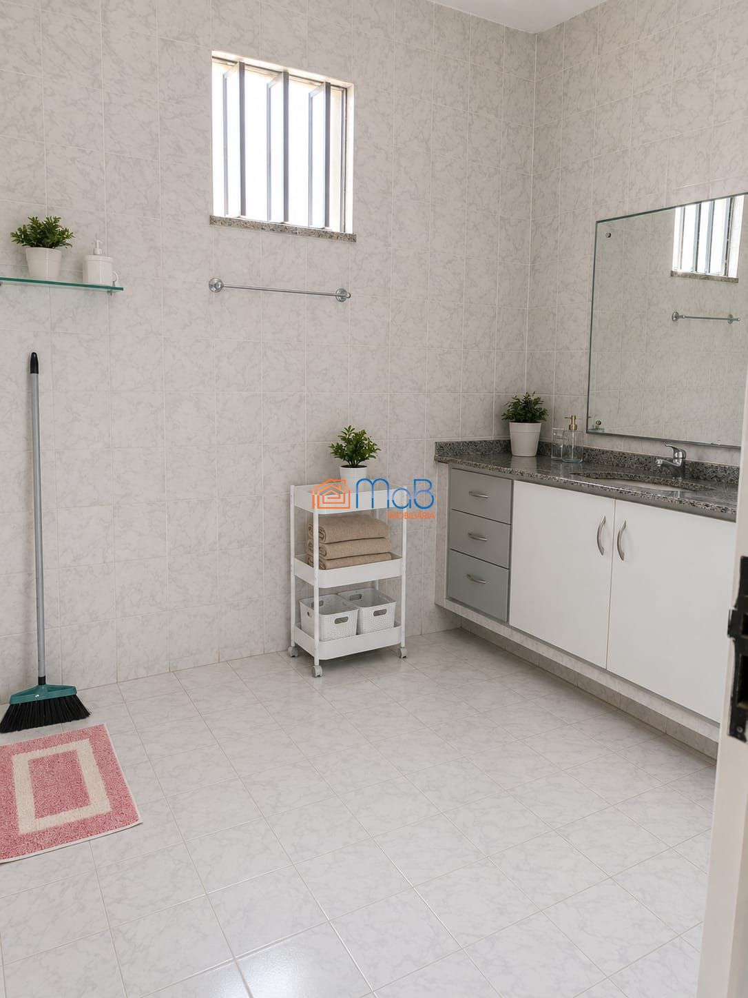 Casa ampla com 4 suítes, quintal e garagem para 4 carros – terreno de 350m²
