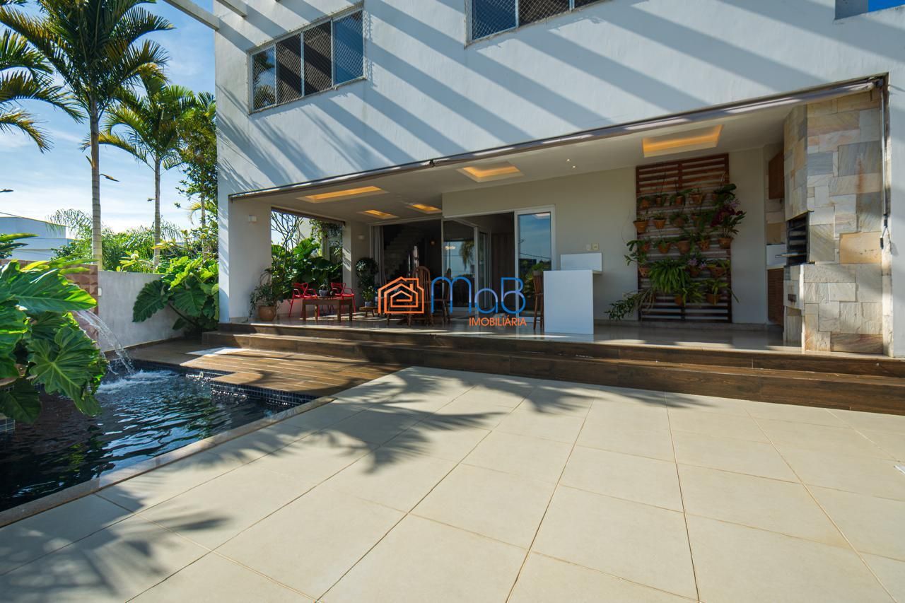 Casa com arquitetura imponente de esquina à venda porteira f