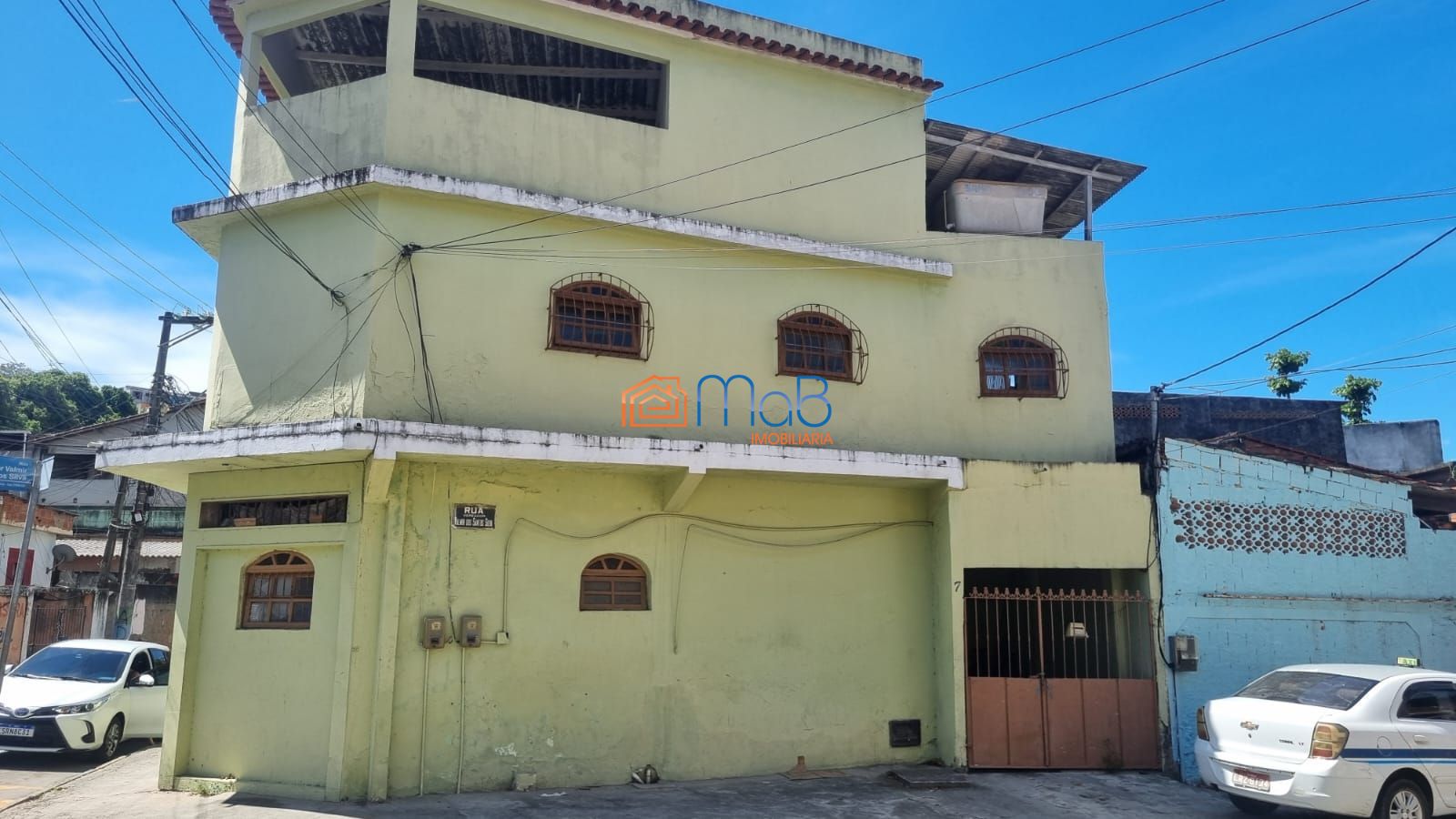 Casa com sobrado, terraço e kitnets no visconde