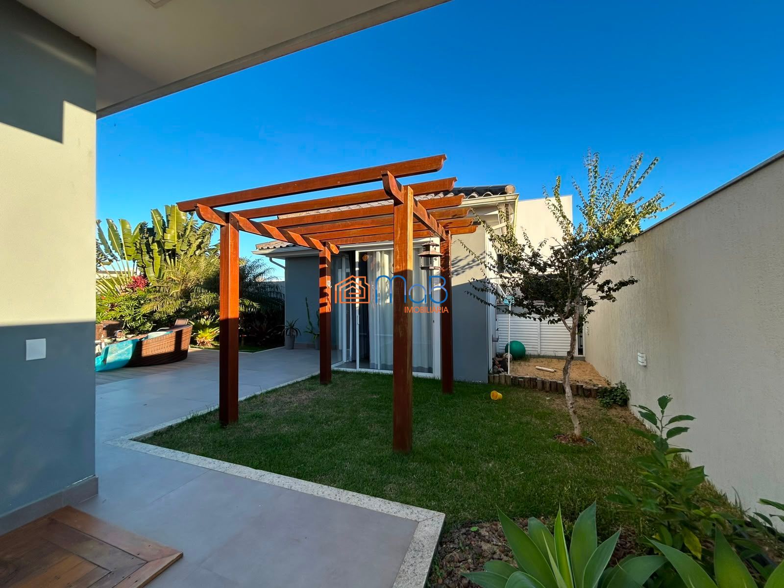 Casa de Alto Padrão à venda no Alphaville Rio Costa do Sol 5 suítes Porteira