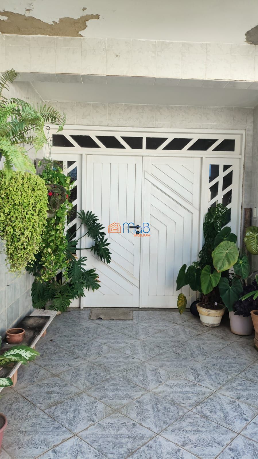 Casa ampla com 4 suítes, quintal e garagem para 4 carros – t