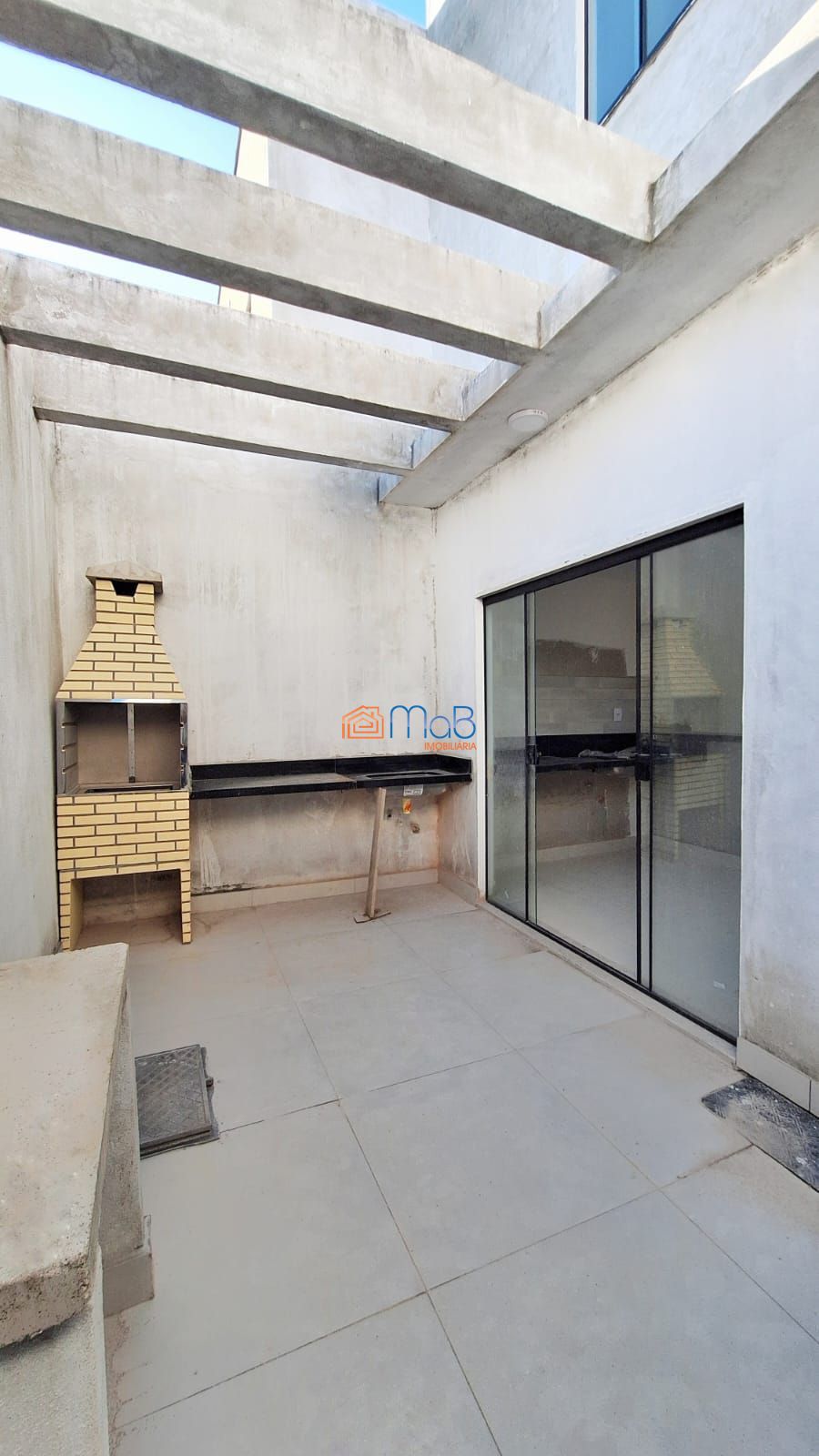Casa com 02 suítes em condomínio fechado