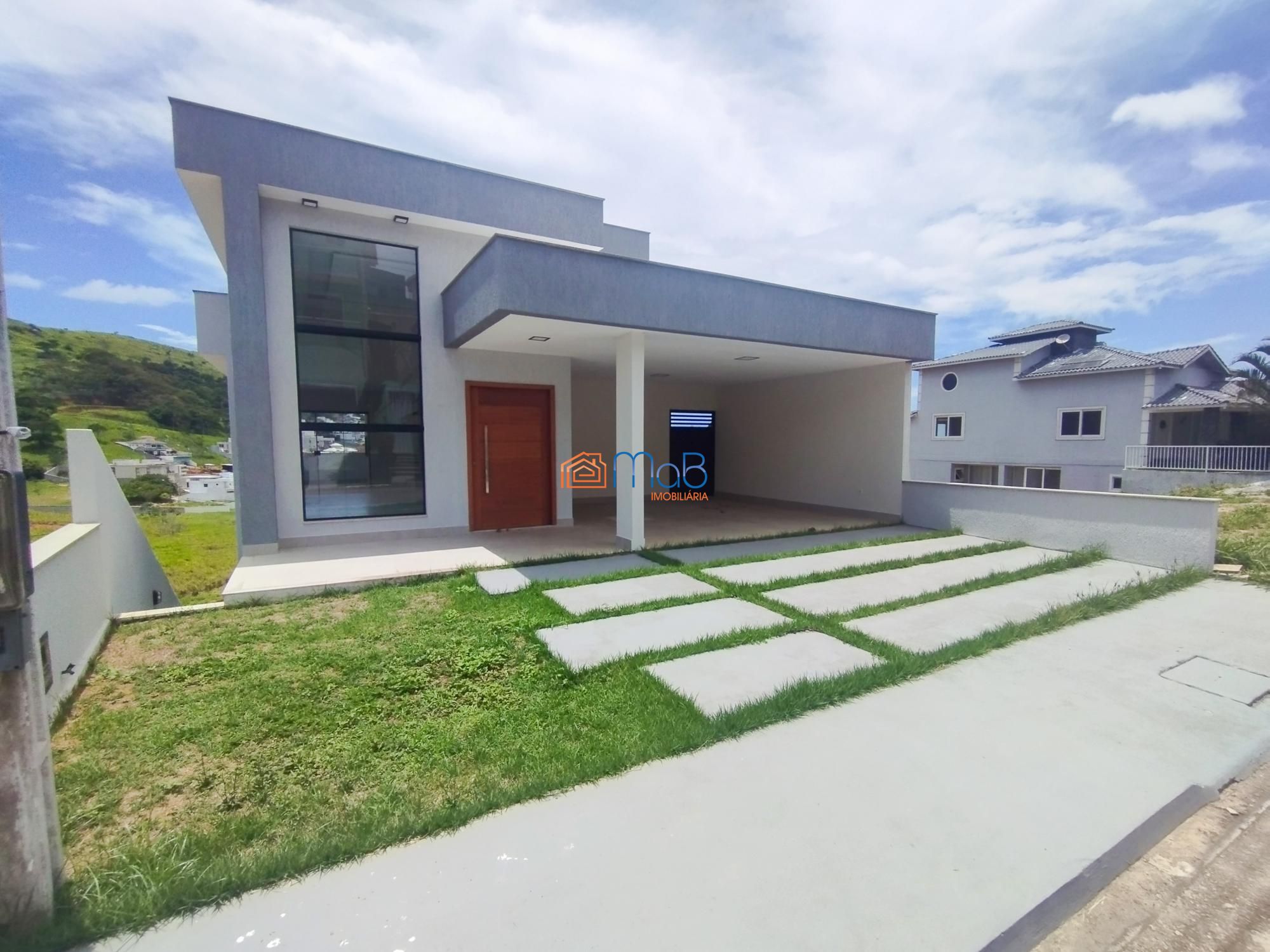 Casa de Condomínio à venda com 4 quartos, 205m² - Foto 1