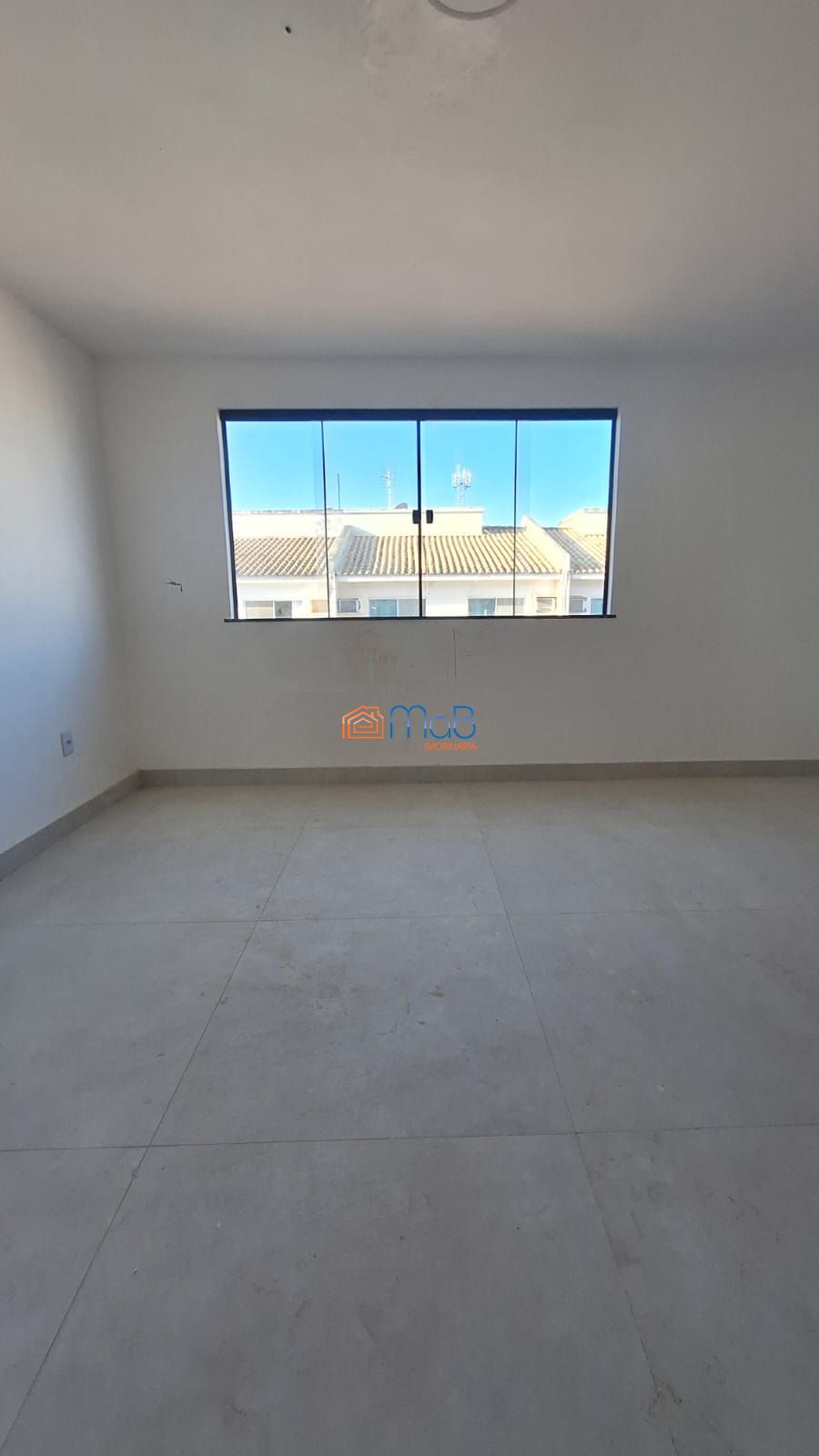 Casa com 02 suítes em condomínio fechado