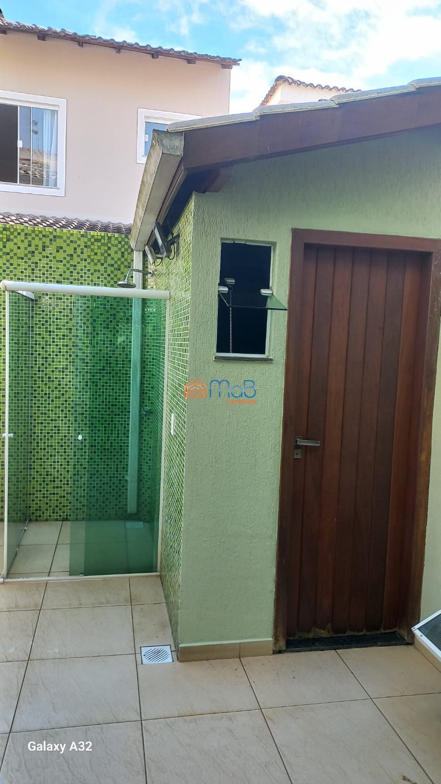 Casa com 03 quartos sendo 02 suítes em condomínio