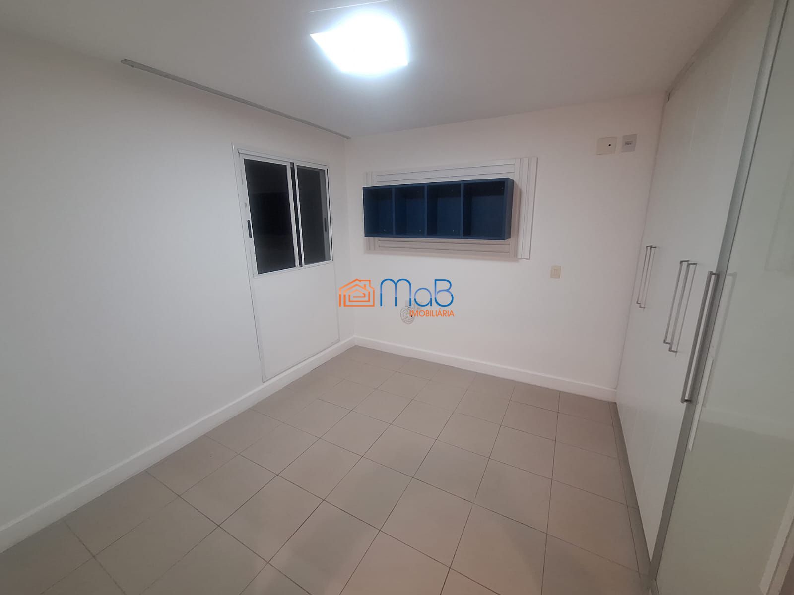 Apartamento de frente para o mar no condomínio costa esmeral