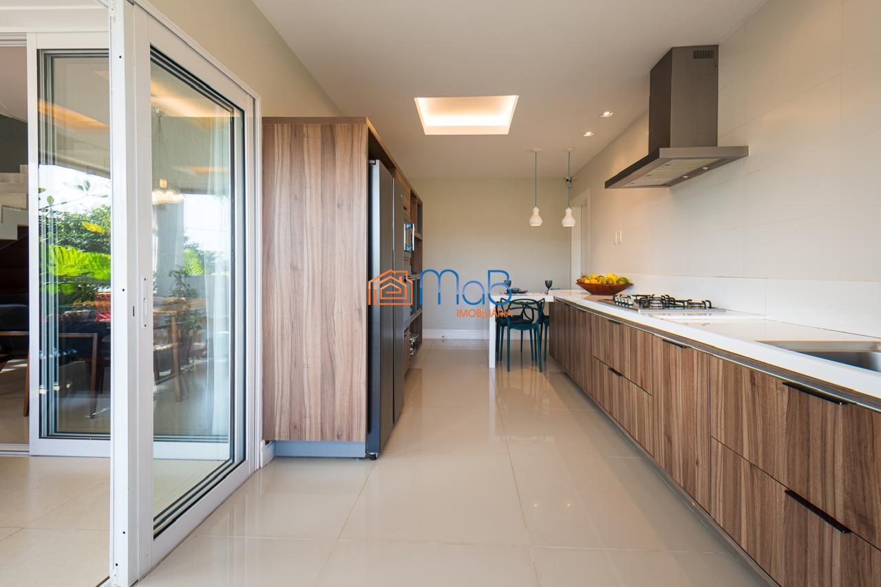 Casa com arquitetura imponente de esquina à venda porteira f