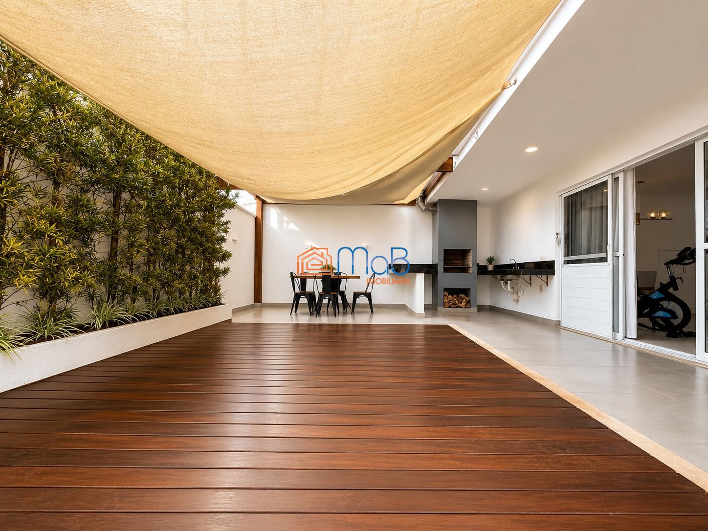Casa à venda com móveis planejados e área gourmet no condomí
