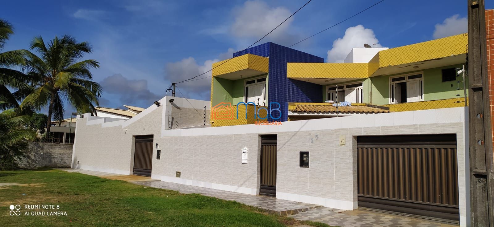 Casa ampla com 4 suítes, quintal e garagem para 4 carros – t
