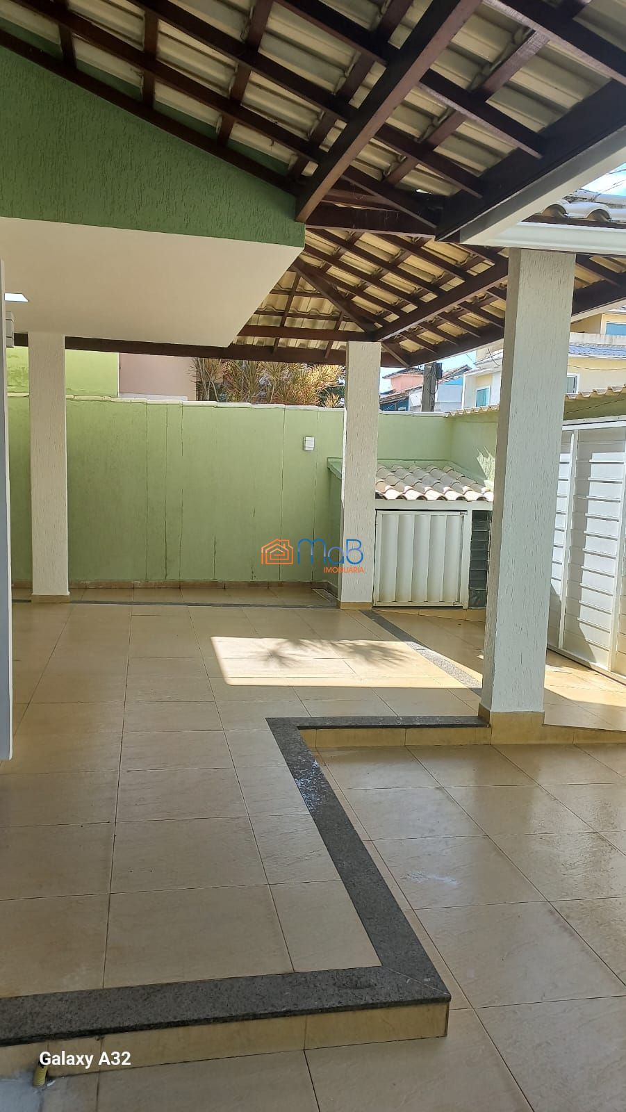Casa com 03 quartos sendo 02 suítes em condomínio