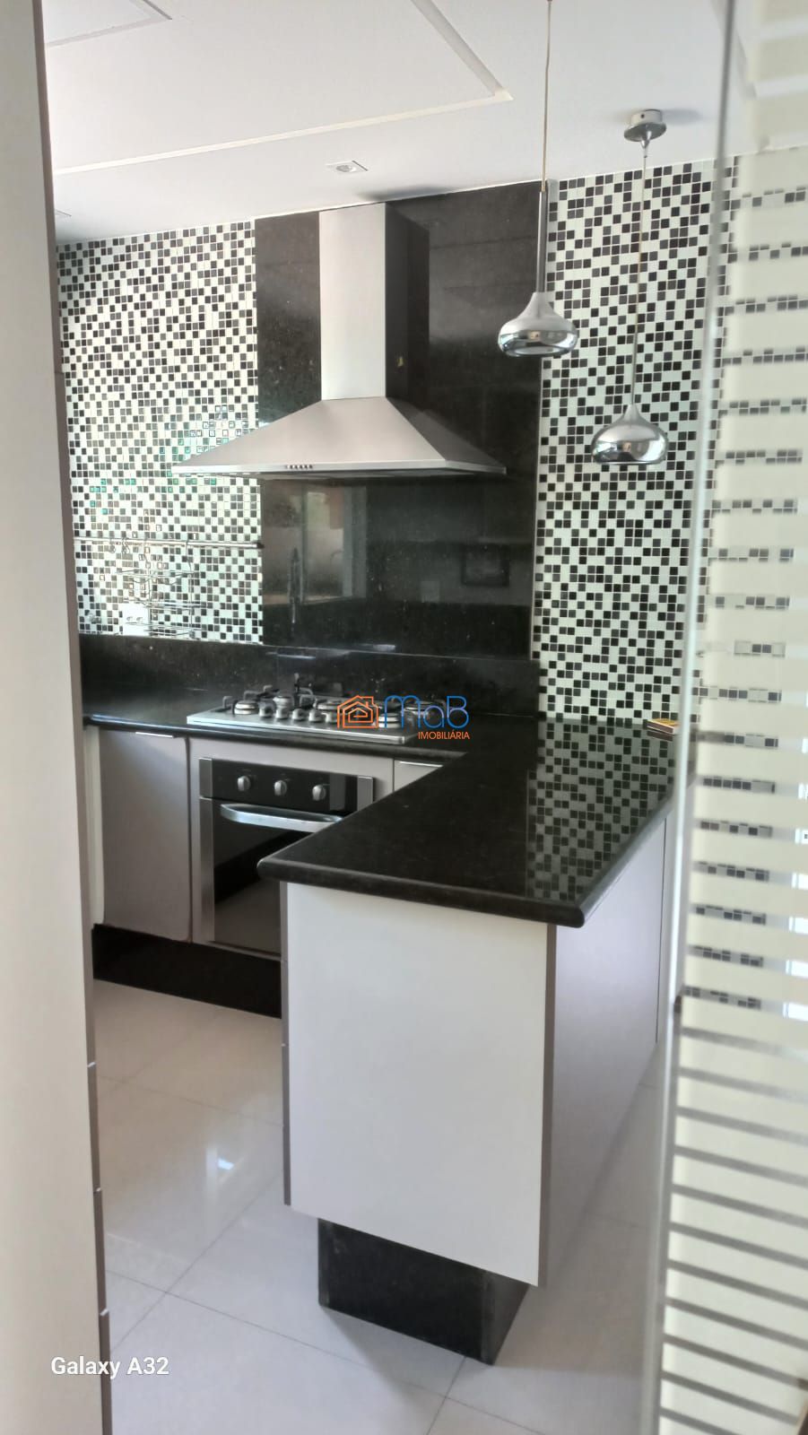 Casa com 03 quartos sendo 02 suítes em condomínio