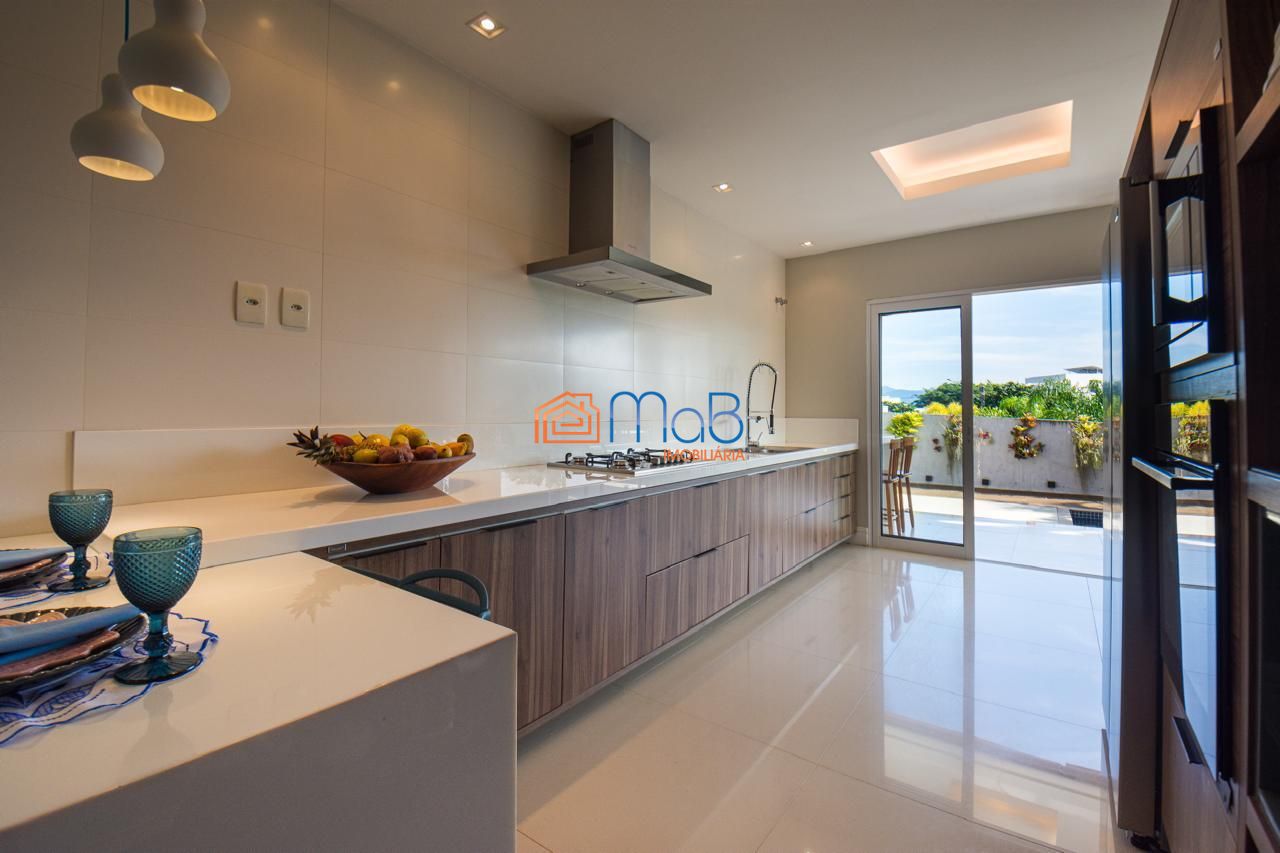 Casa com arquitetura imponente de esquina à venda porteira f