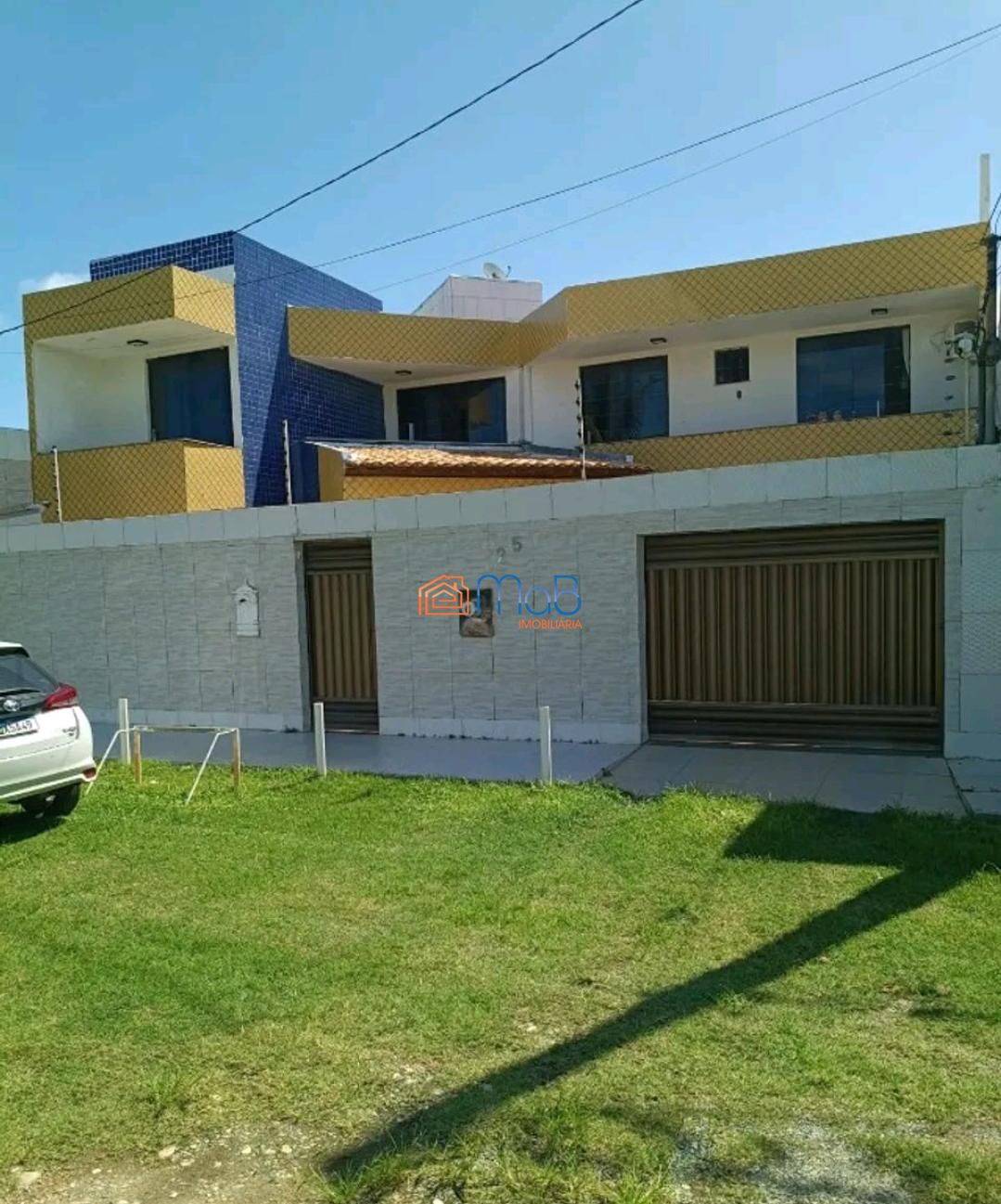 Casa ampla com 4 suítes, quintal e garagem para 4 carros – t