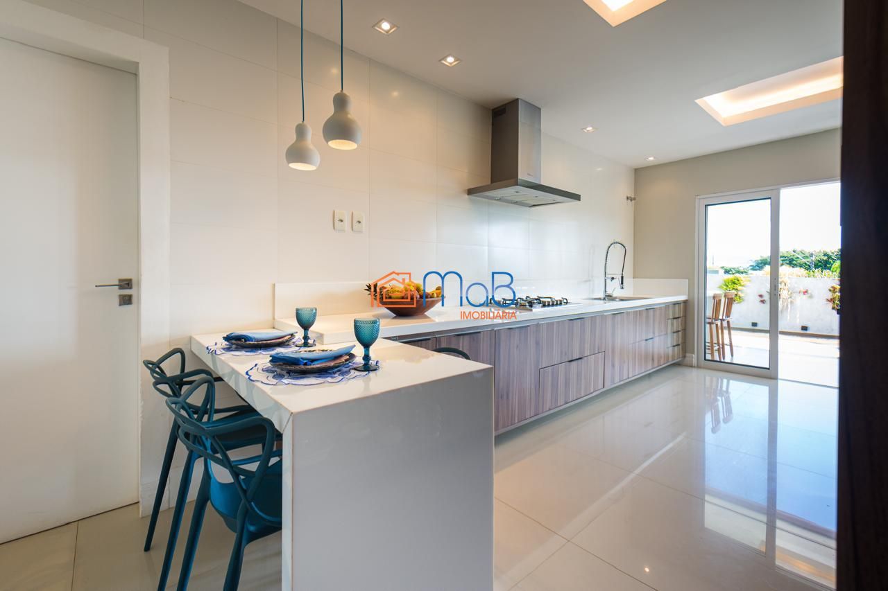 Casa com arquitetura imponente de esquina à venda porteira f