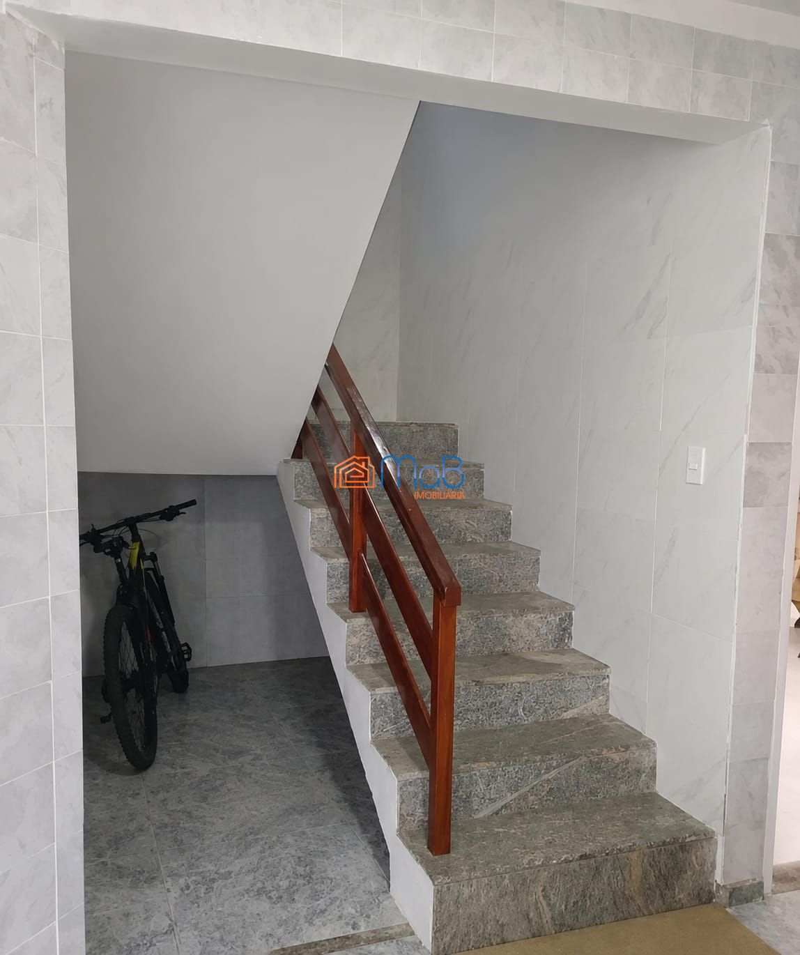 Casa ampla com 4 suítes, quintal e garagem para 4 carros – t